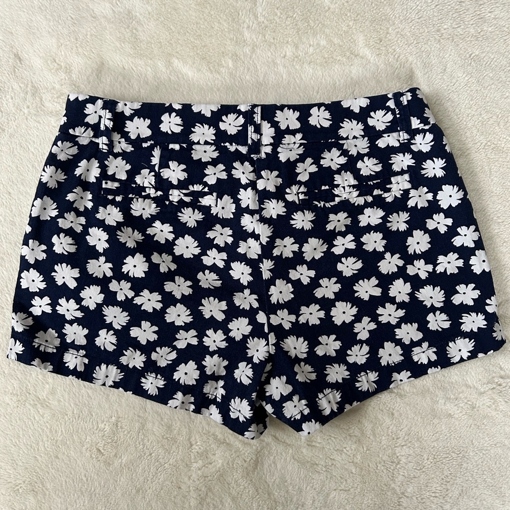 J.Crew Classic Chino Shorts Women's Blue/White Floral, Size 6, Like New - Picture 2 of 5